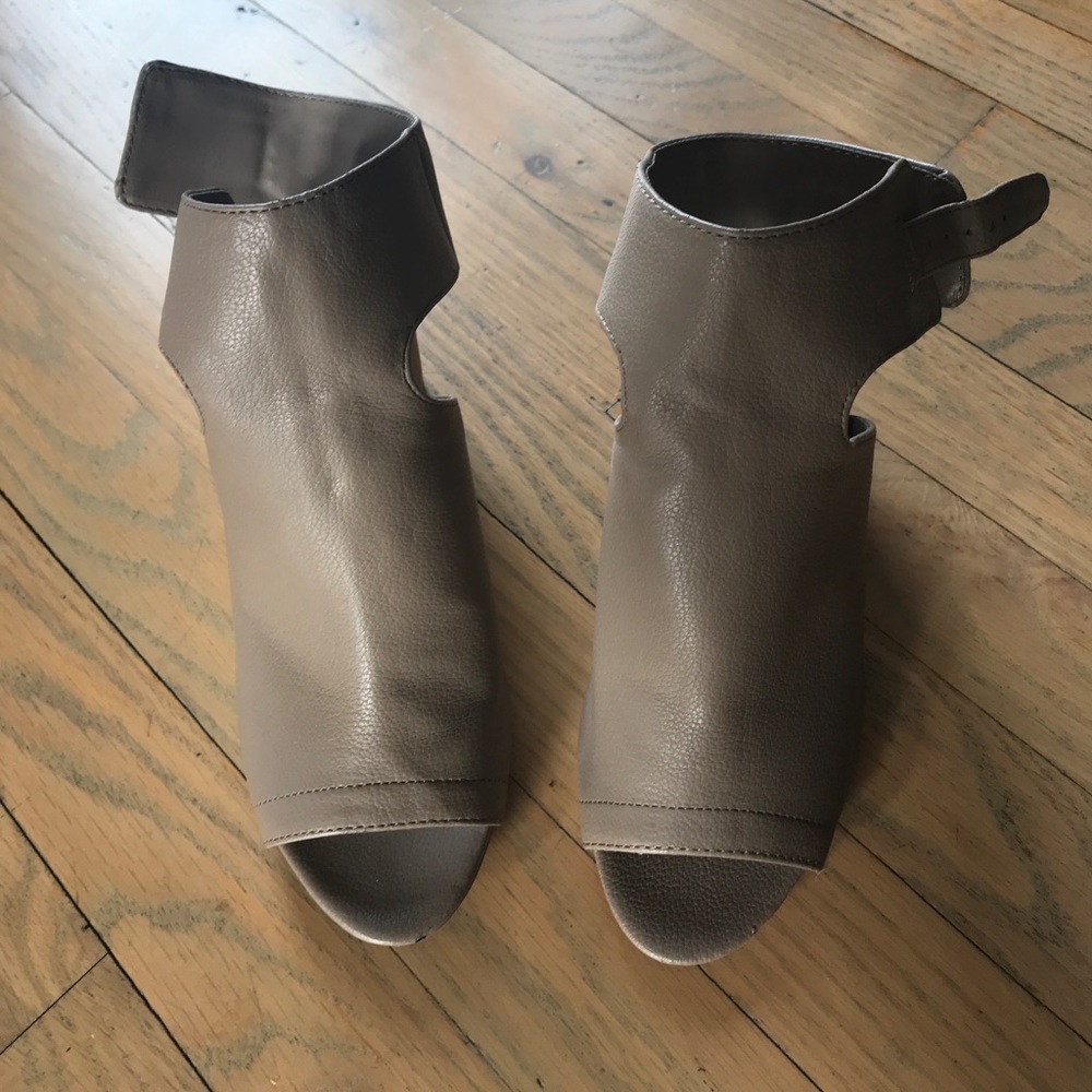 Simply Vera by Vera Wang open toe booties size 6.5